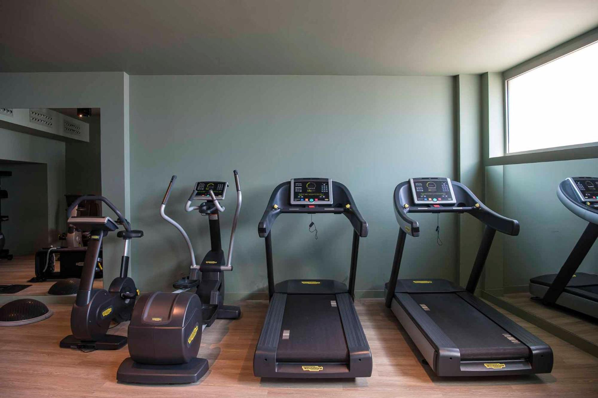 Columbus Urban Resort 피렌체 외부 사진 Elliptical trainer, treadmill and stationary bicycle