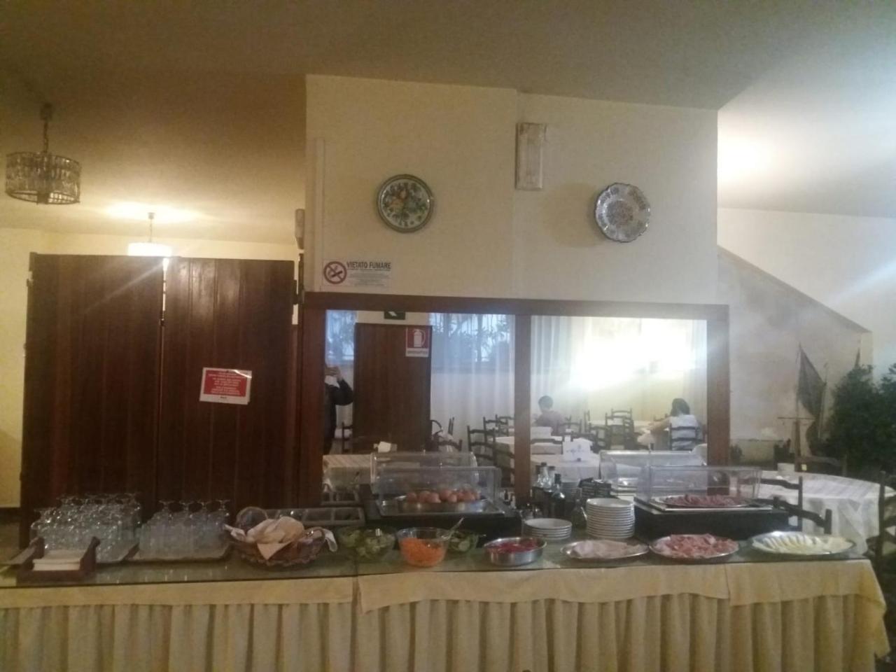 Columbus Urban Resort 피렌체 외부 사진 A buffet in a restaurant