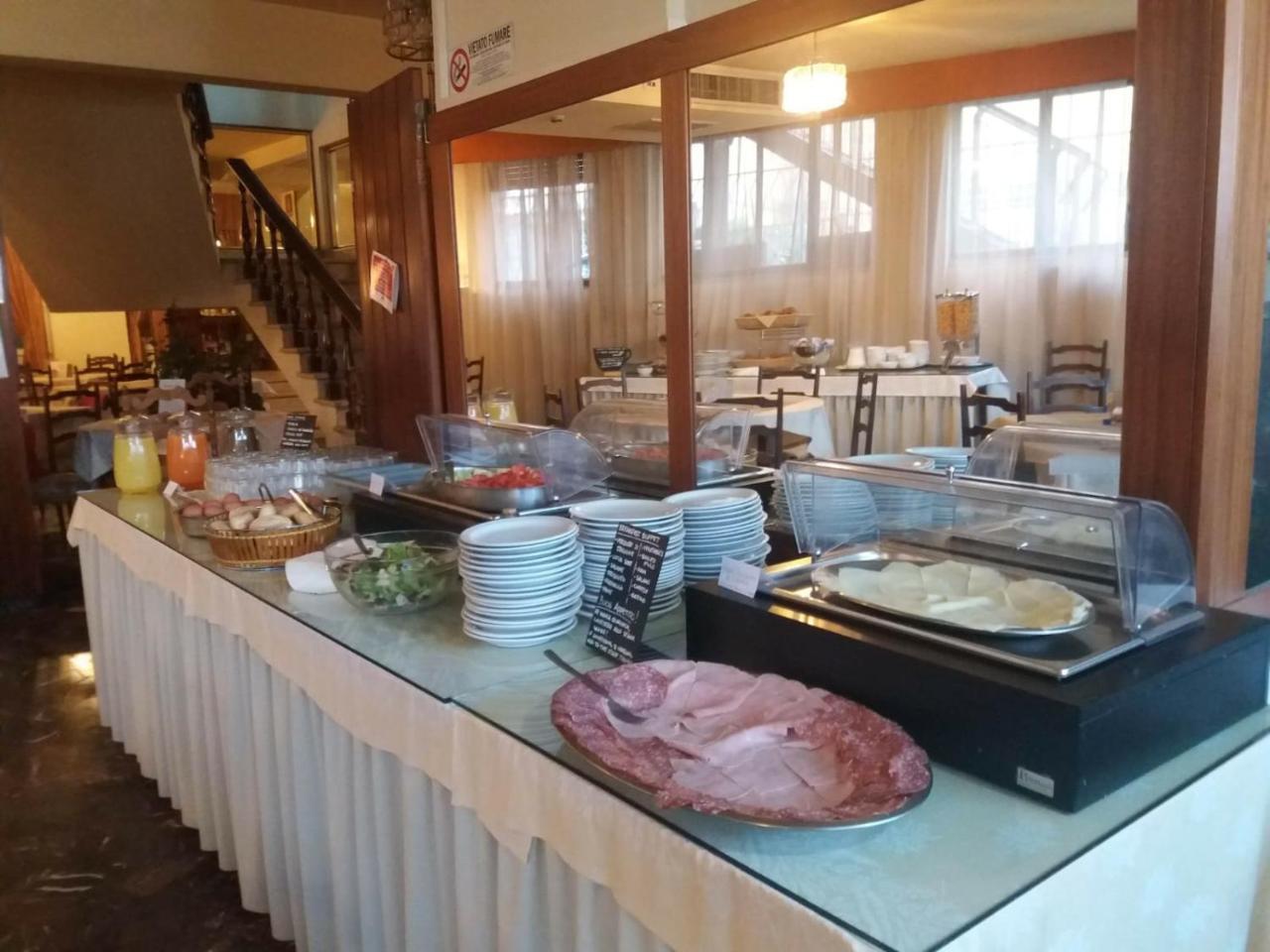 Columbus Urban Resort 피렌체 외부 사진 A buffet at a hotel