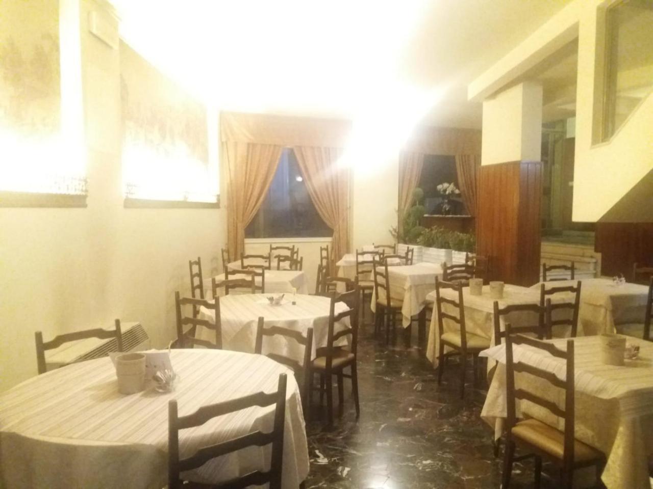 Columbus Urban Resort 피렌체 외부 사진 Interior of the restaurant