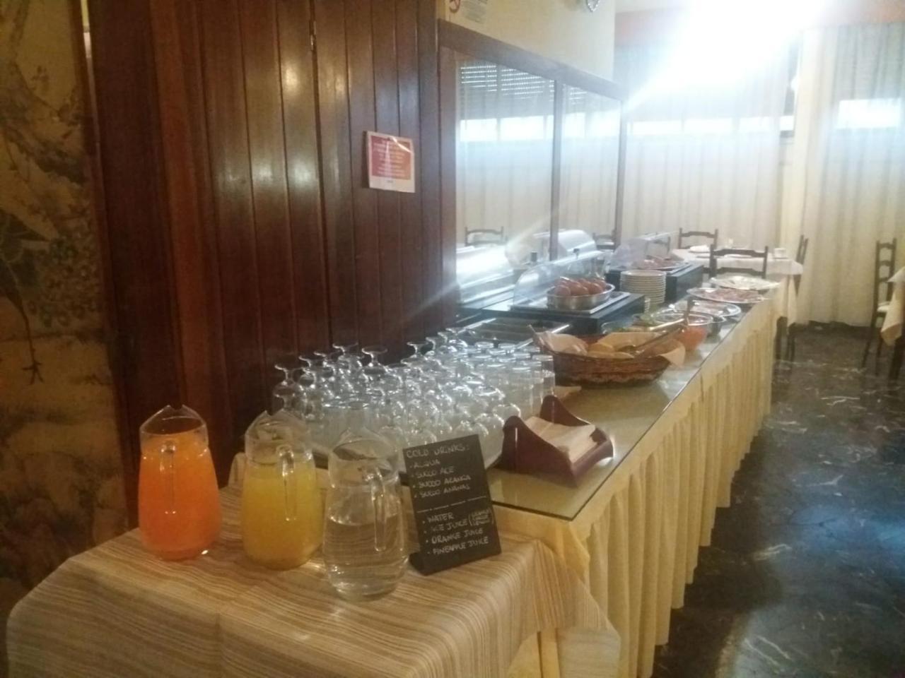Columbus Urban Resort 피렌체 외부 사진 A buffet at a hotel